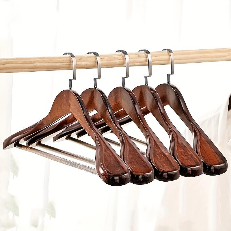 Set da 5 grucce in legno vintage per uso domestico, progettate per abiti e cappotti con spalle larghe, ideali per capi in cashmere
