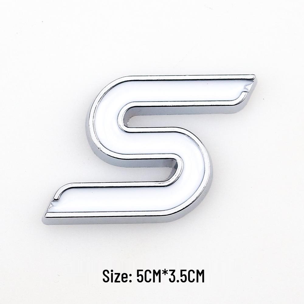 """S"" Logo""": Ideální pro upravené Fordy Mondeo, Focus, Fiesta a další sportovní modely. Obsahuje kovový znak vozu "S".
