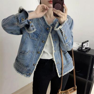 Chaqueta vaquera azul fragante pequeña de estilo occidental con botones de metal, borde de piel suelta y cuello redondo para una sensación premium