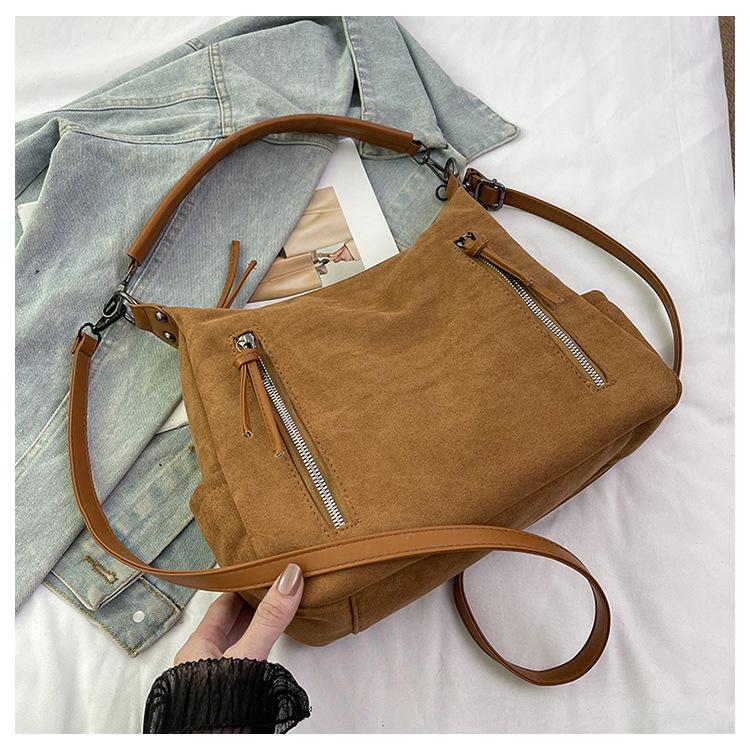 

Large capacity underarm bag women s 2025 new autumn and winter retro fashion handbag niche commuter shoulder bag 29*10*23 коричневий
