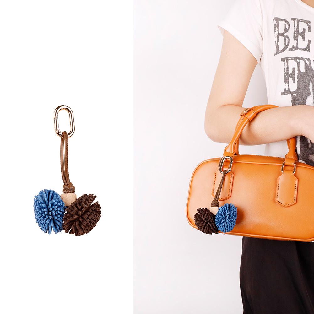 Portachiavi e Ciondolo per Borsa con Nappa a Forma di Palla di Bacca di Bayberry in Stile Zhang Yuanying