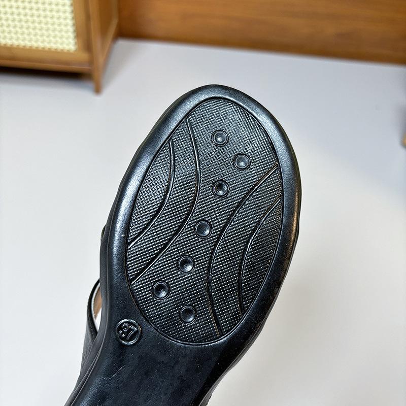 2024 New Summer Slope Heel Thick Sole Sandals and Slippers with Metal Decoration, One Word with Mom Beach Shoes