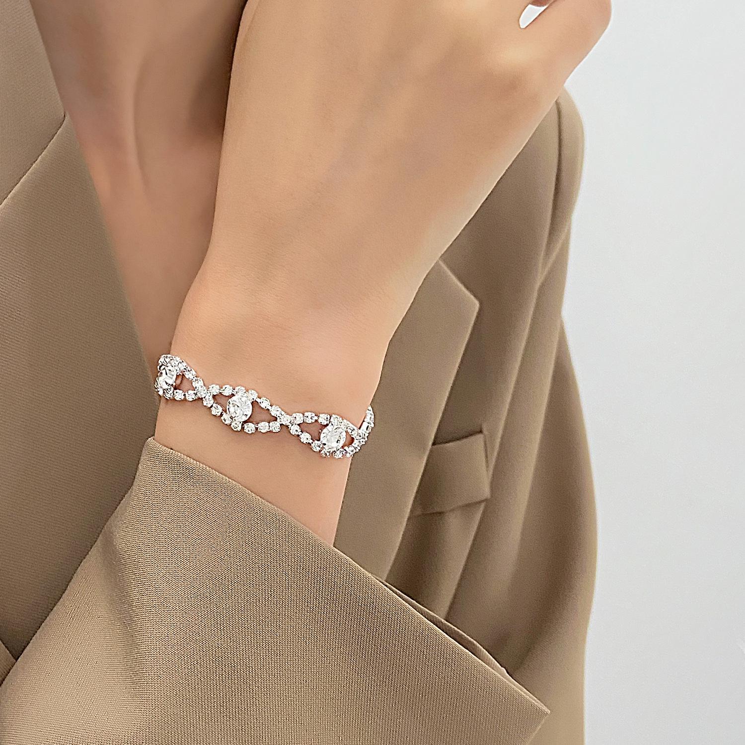 

European-American Minimalist Rhinestone Claw Chain Bracelet: Versatile Full Diamond Design for Evening Wear