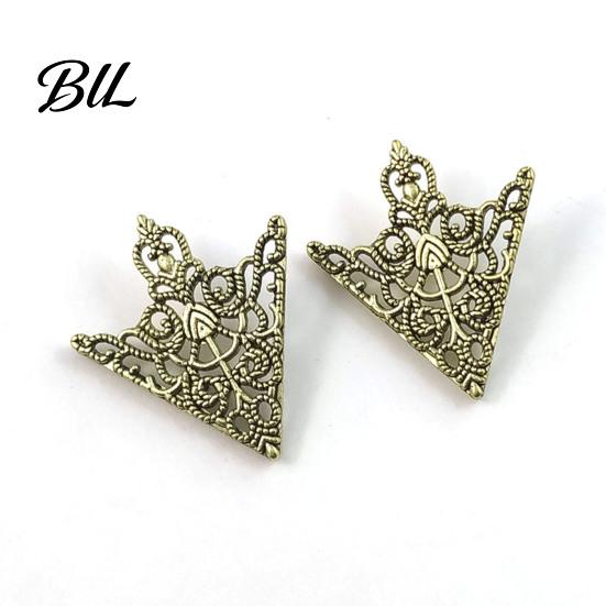 Metal Collar Clip 1 Pair Vintage Shirt Clip, Hollow-Out Decoration Alloy Brooch Triangle Pin for Men Women