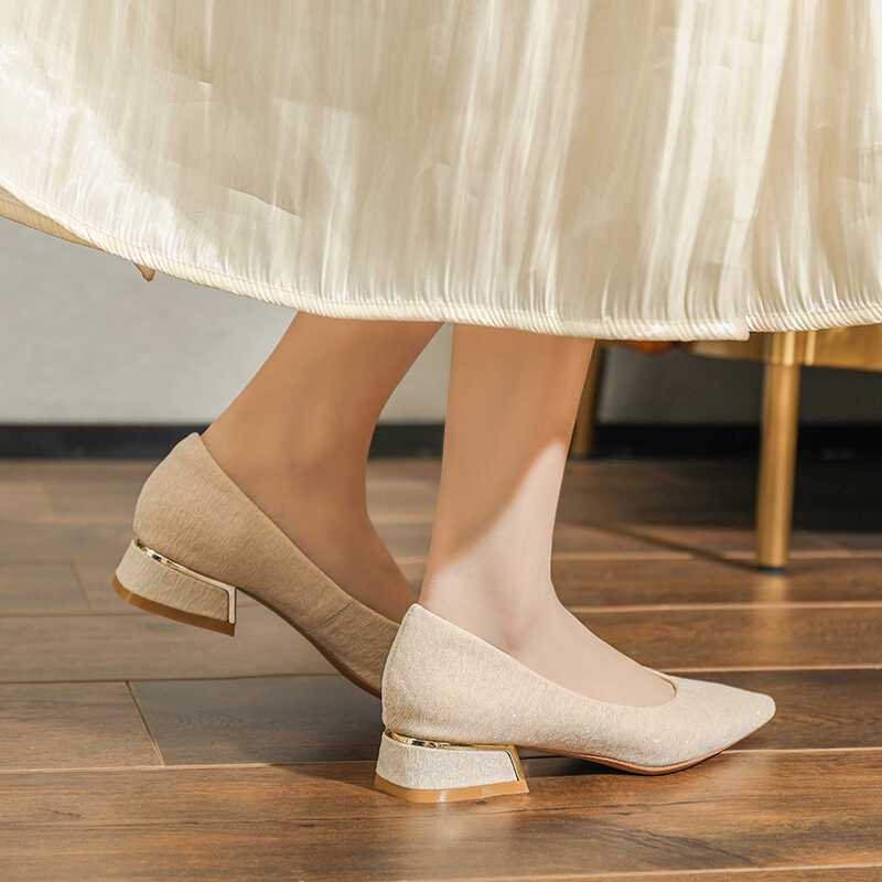 

Толстый каблук, острый носок, мелкий вырез, закрывающие ногу, весенние одинарные туфли, женские 2025 новые, низкий каблук, модные, вечерние, ветровка, туфли для подружек невесты, женские 40 шампанского