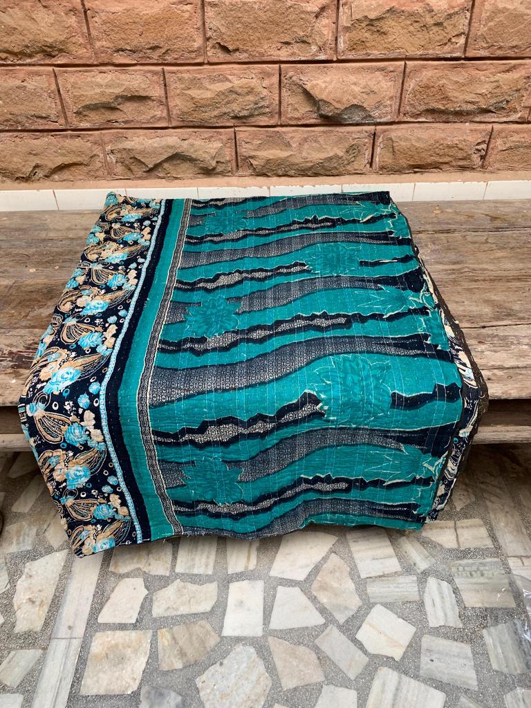 Handgefertigte Kantha-Steppdecke: Vintage indische Baumwoll-Kuscheldecke (96" x 62")