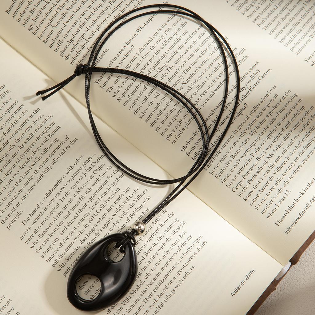 Retro Ethnic Style Ring Resin Hollow Pendant Necklace, Simple Irregular High-End Long Sweater Chain