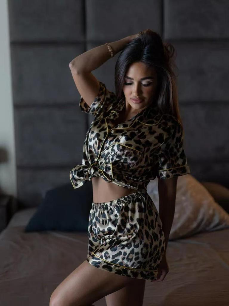 Europäischer Stil Herz Leopardenmuster Eisseide Pyjama Cardigan mit langen Ärmeln und Hose für Frühling und Herbst