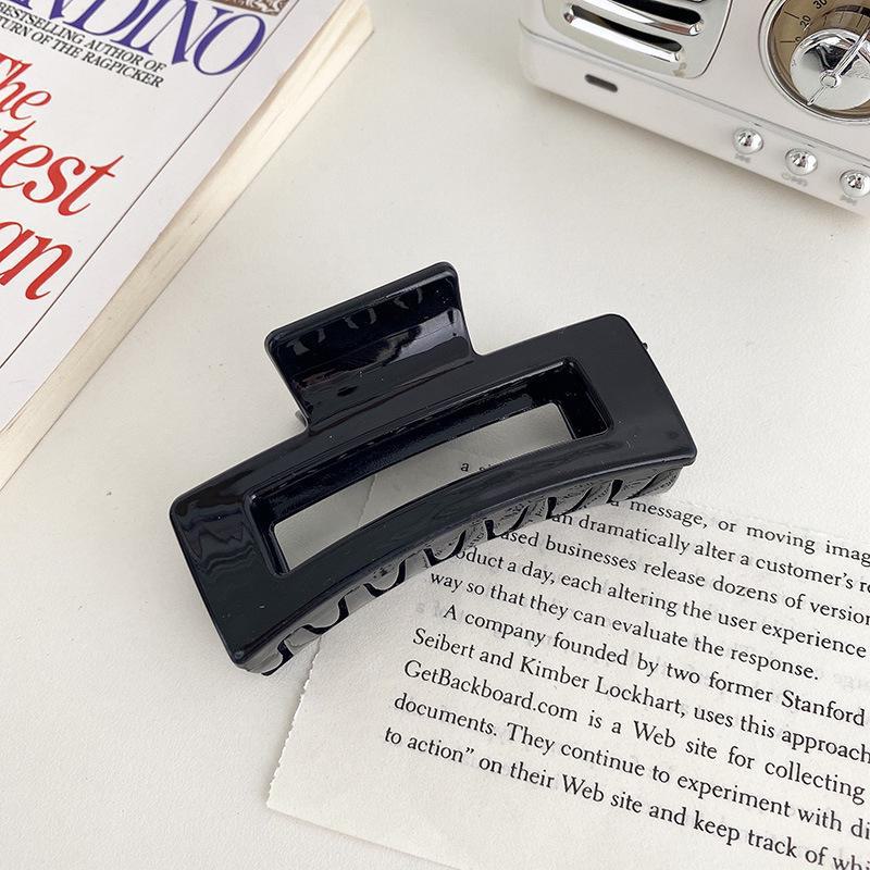 Versatile Milk Coffee Hair Clip: Large, Simple Shark Design for Women