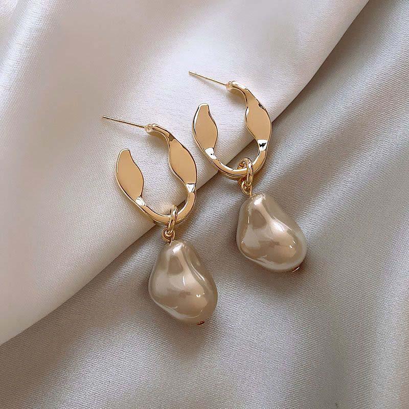 2025 New French Elegant Gold Color Irregular Pearls Pendant Earrings for Women Vintage Baroque Imitation Pearl Earrings Jewelry