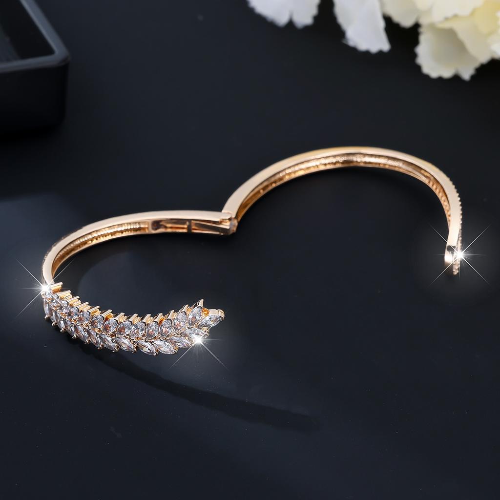 Korean Version of the New Fashionable and Exquisite Zircon-set Women's Simple Light Luxury Leaf Bracelet