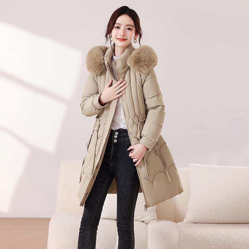 

Женское пуховое пальто средней длины приталенного силуэта с отстегивающимся капюшоном и меховым воротником - Зимняя коллекция 2025 L for 105-120 jin хаки