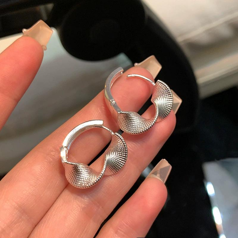 

Модные нерегулярные текстурированные серьги-кольца для женщин, винтажные простые геометрические витые маленькие круглые серьги, эстетичные ювелирные изделия в подарок серебряный