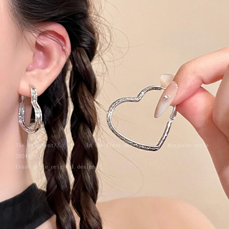Ins Wind Pearl Love Earrings Women's Exquisite Niche Versatile High-end Stud Earrings 925 Silver Needle Explosive Earrings Wholesale