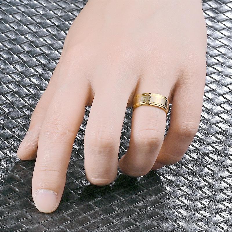 Anello con Motivo a Greca Vintage per Donne Uomini Acciaio Inossidabile Placcato Oro Banda da 8 Mm Anti-appannamento per Uso Quotidiano