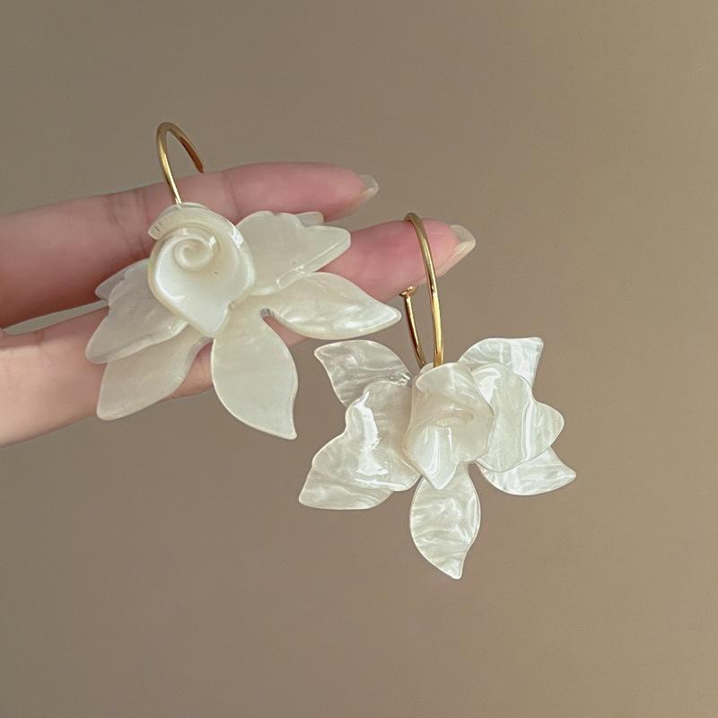 

Silver needle flower resin earrings niche fashion versatile earrings literary temperament light luxury small fresh earrings women