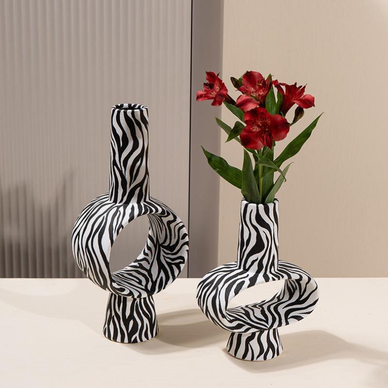 Modern Luxury Black and White Geometric Ceramic Vase Zebra Print Cut-out Floral Vase Flower Arrangement Countertop Decoration