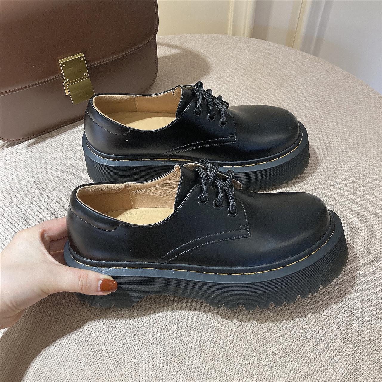 

Женские туфли из ретро-кожи с круглым носком, маленькие кожаные туфли, новые универсальные туфли на толстой подошве с тремя отверстиями в британском стиле, увеличивающие рост, одинарные туфли 39 is half a size larger