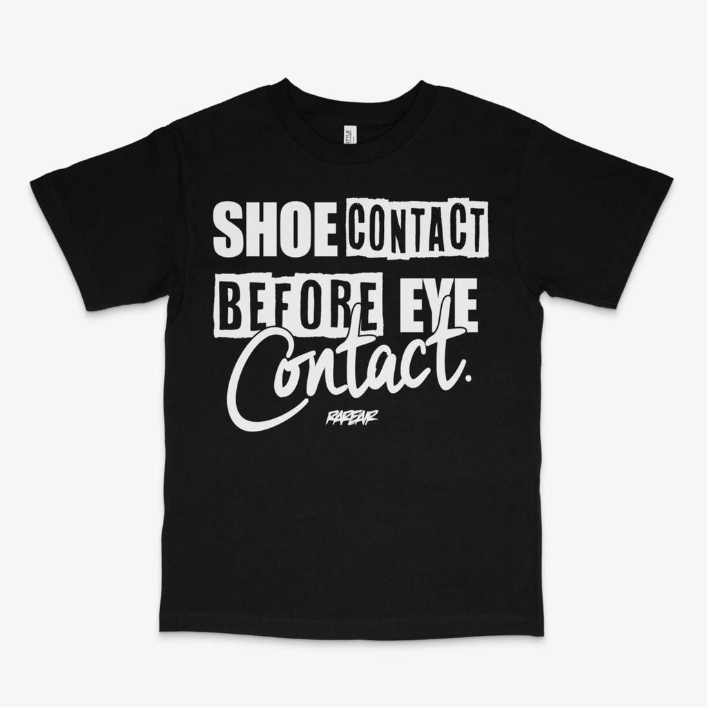 Schuhkontakt vor Augenkontakt Schwarzes T-Shirt