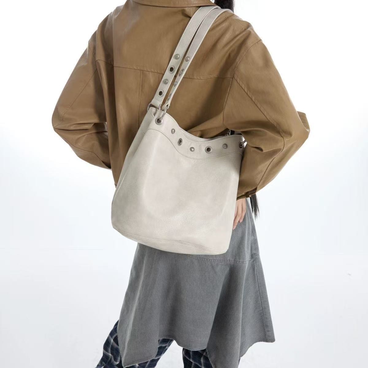 

Retro Hot Girl White Rivet Tote Bag Women Punk Leather Large Capacity Shoulder Bag Ladies Fashion Commute Versatile Underarm Bag 32x27x23cm білий