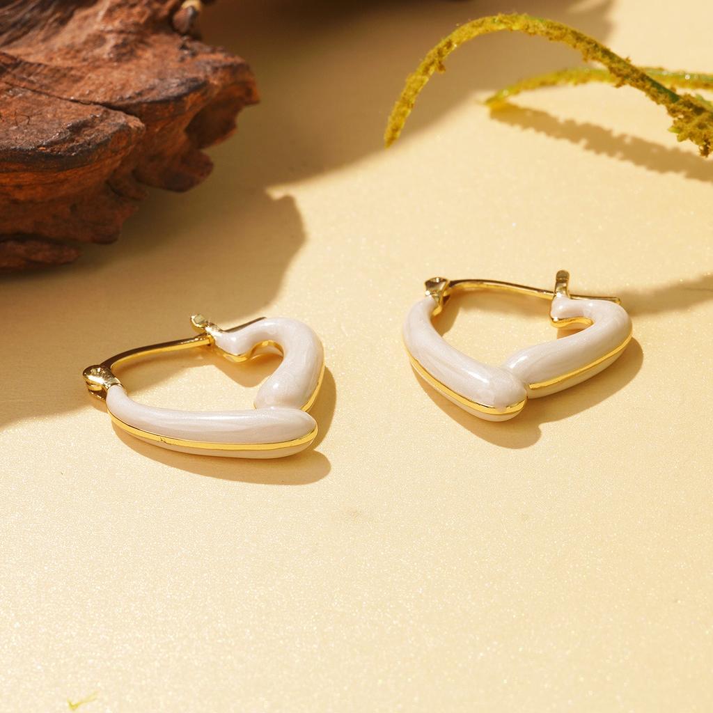 Simple temperament love light-colored earrings for women's 2026 new summer versatile