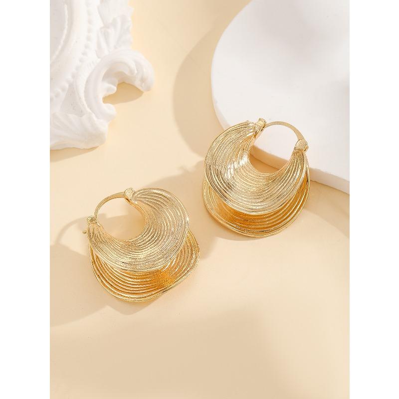 Exaggerated Geometric-shaped Metal Earrings with A Fashionable Retro Vibe, Cool Style, and Pearl Accessories.