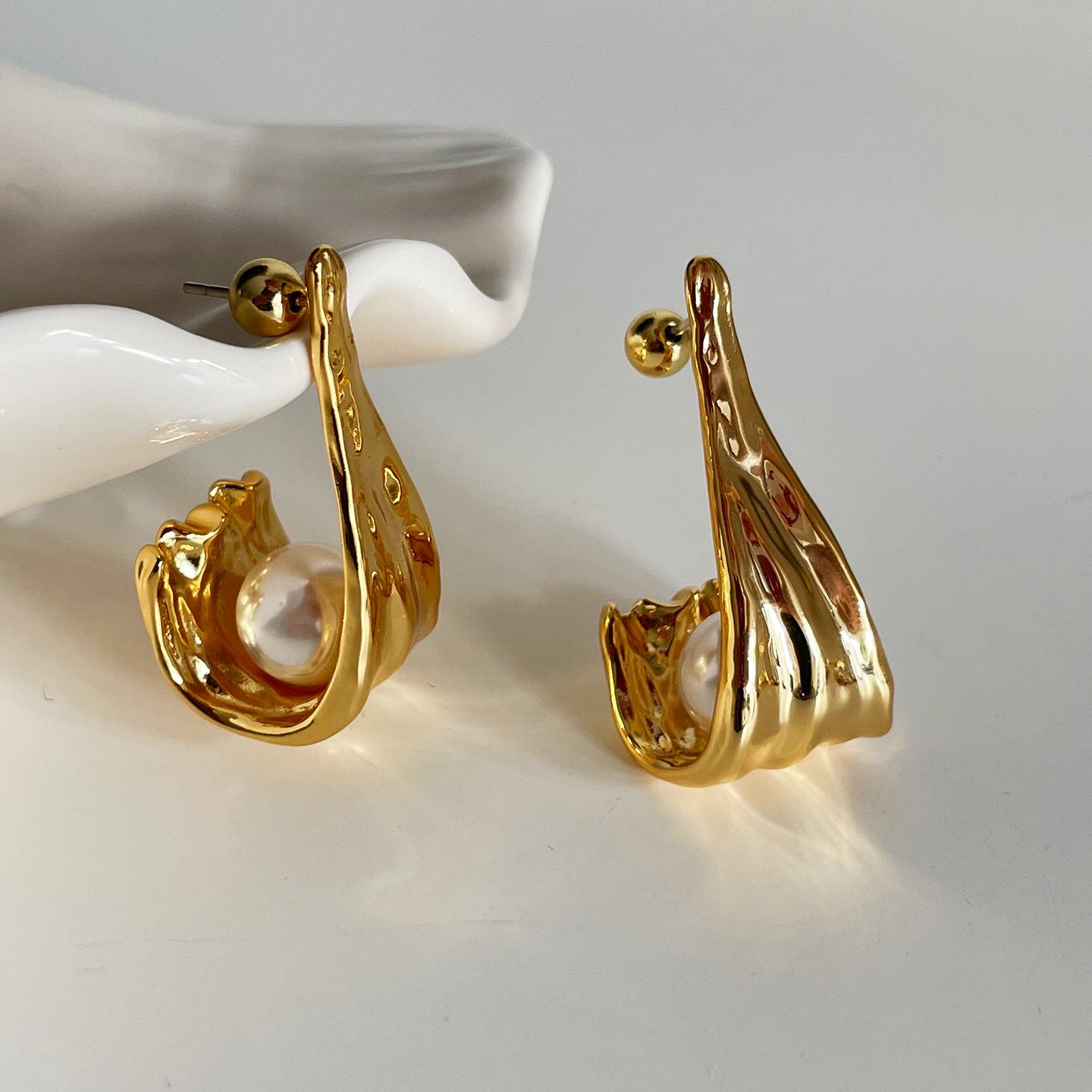 French Retro Gold-Plated Floral Stud Earrings with Pearls - Elegant Spoon Shape for Women золотой