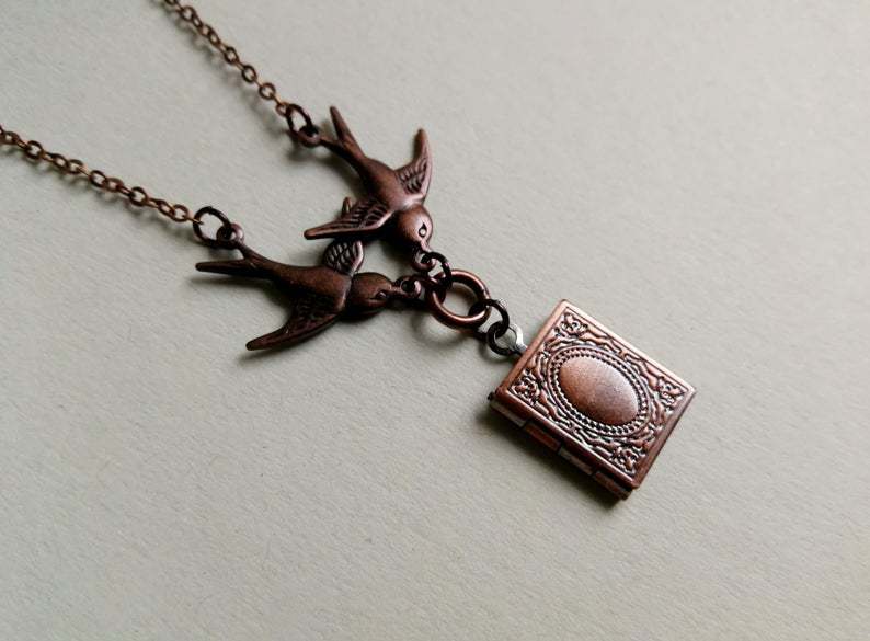 

Personality Creative Geometry Square Retro Pattern Photo Box Double Flying Swallows Pendant Necklace for Women Men Jewelry Gifts