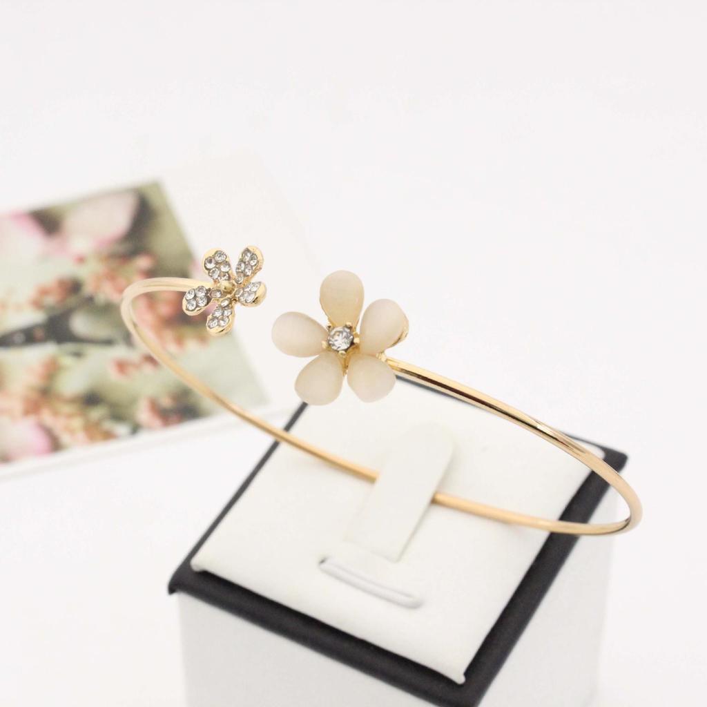 Korean Rhinestone Cat's Eye Flower Bracelet - Stylish Jewelry Accessory