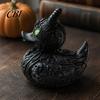Artisanat en Résine Sculpté à la Main Ornement Diable Squelette Canard Gothique, Figurine Noir Mat, Art en Relief Vignes Yeux Verts Horreur Ornement pour Fête d'Halloween