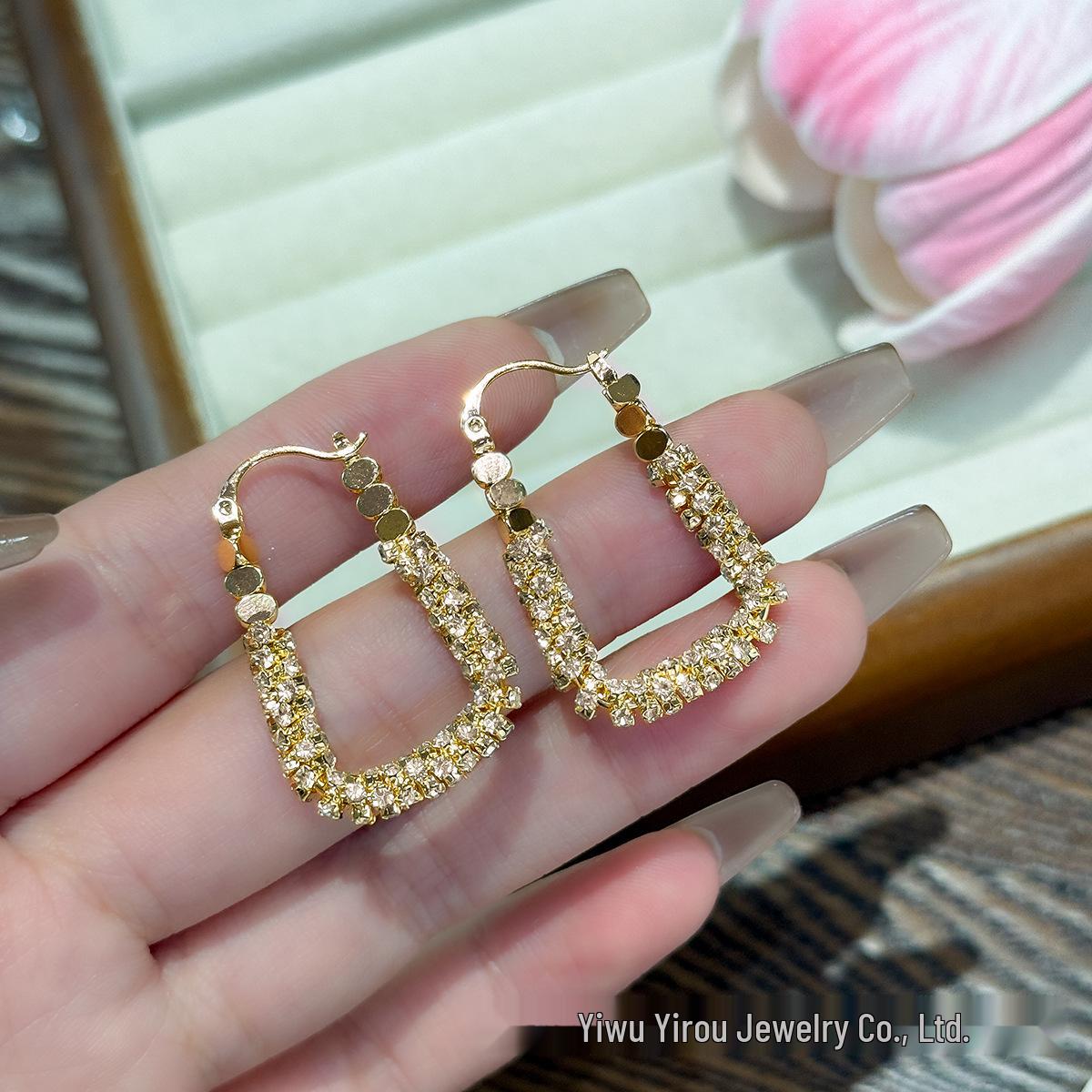 

Splintered Silver Ear Cuff Earrings: Luxurious 2025 Fashion Trend for Women