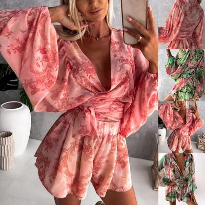 Tuta da donna alla moda a maniche lunghe con pantaloncini e stampa floreale, taglio ampio, scollo a V