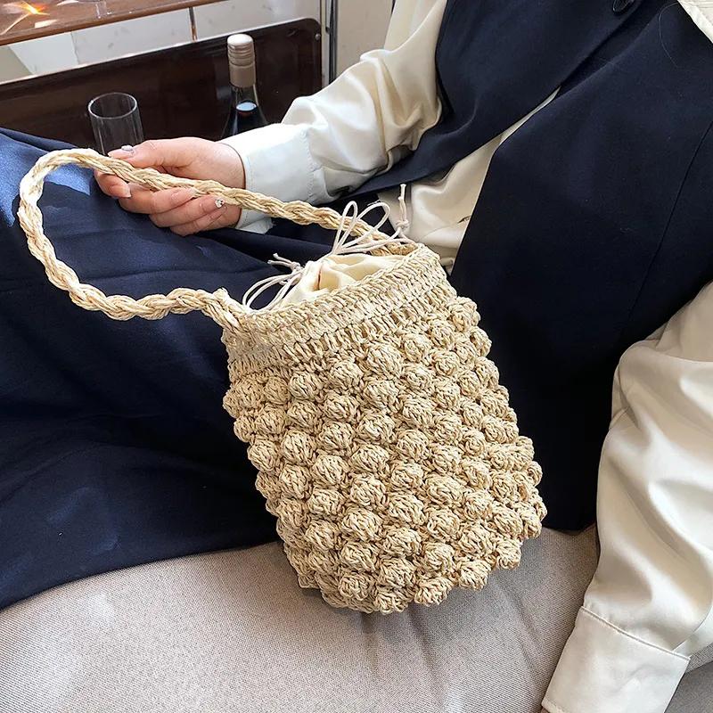 

Yogodlns Summer Handmade Crossbody Bag for Women Beach Shoulder Bag Weaving Drawstring Straw Bucket Bag Female Travle Small Handbags Tote 18x15x22cm бежевий