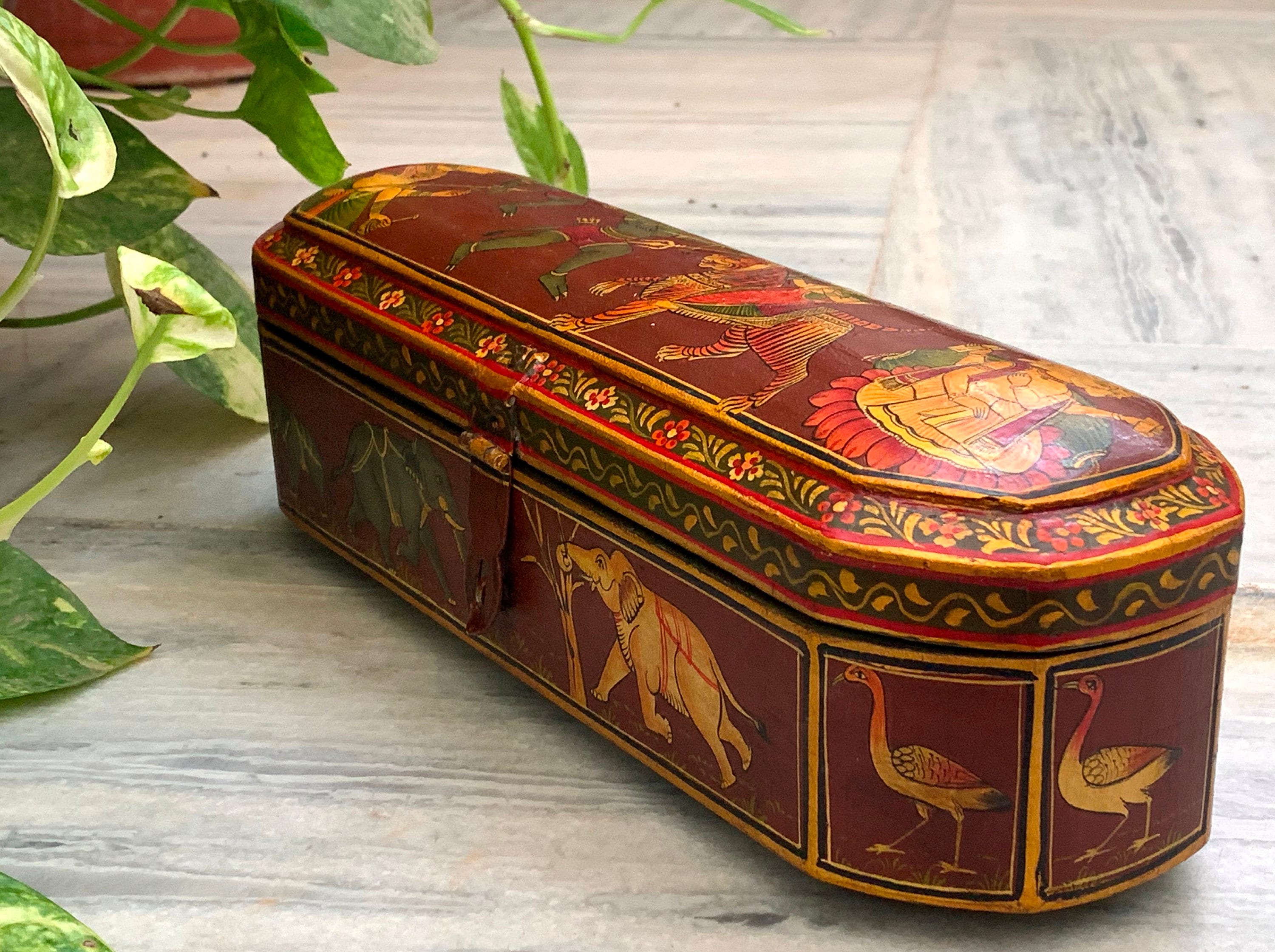 

Деревянная шкатулка, расписанная вручную: Индуистская богиня Дурга, Индийский декор 16” X 8” X 24” (l x w x h) разноцветный