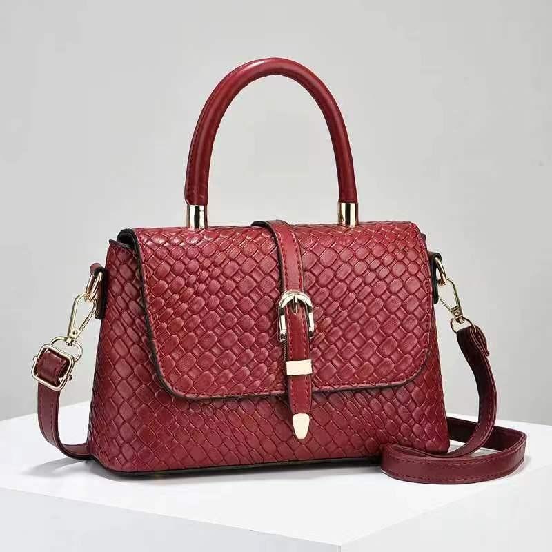Trendy And Functional Women's Shoulder Bag With Elegant Chain Detail For Moms