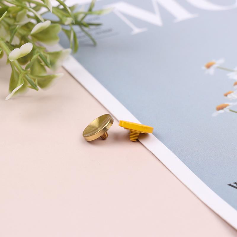 Kovová spoušť fotoaparátu s konkávním povrchem Mosazné uvolňovací tlačítko Příslušenství k fotoaparátům