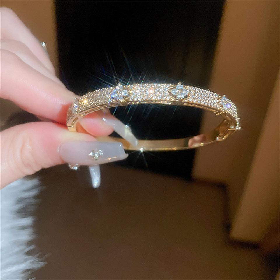 Fashion Four-leaf Flower Fashion Light Luxury Zircon Bracelet Full of Diamonds Versatile Niche Ladies Bracelet