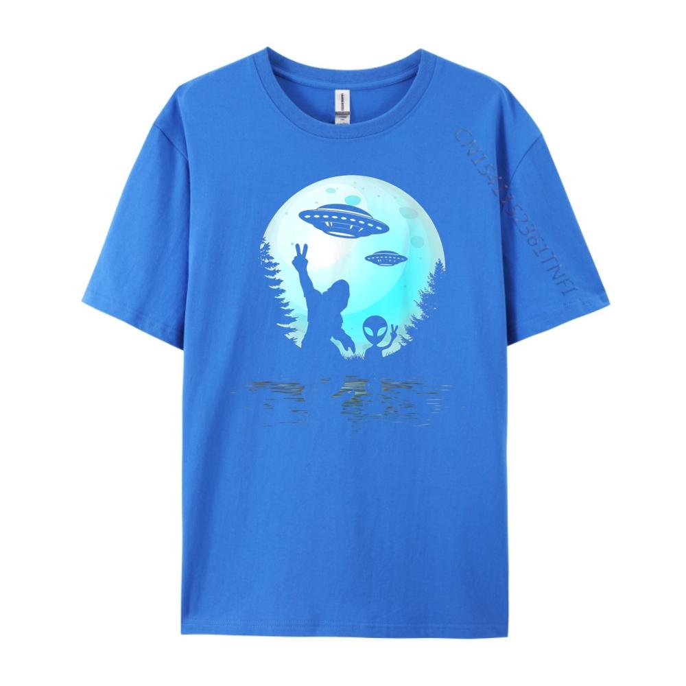Alien And Bigfoot Full Moon Sasquatch UFO Vintage T Shirt Men Printed TShirt High Quality Graphic Clothes