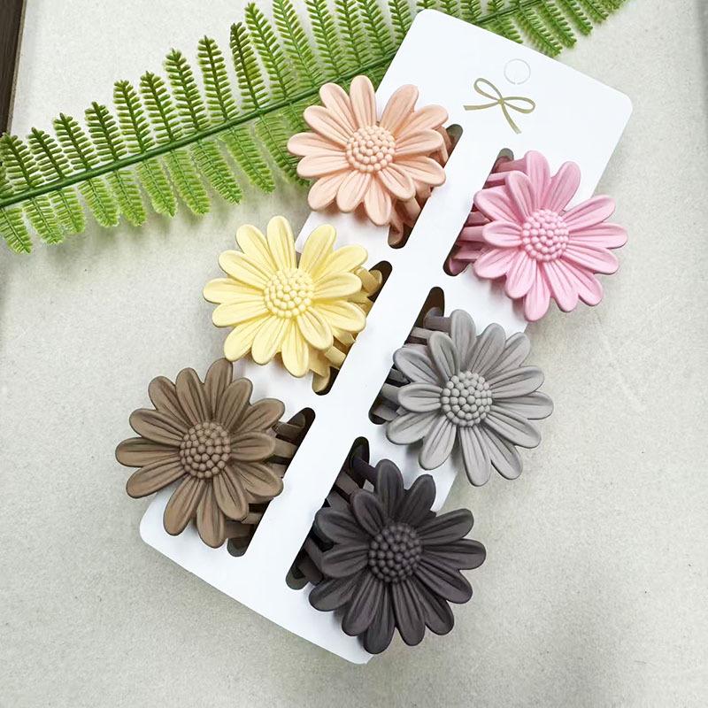 European & American 4CM Frangipani Claw Clip Hairpin - Fashionable Vacation Floral Accessory.