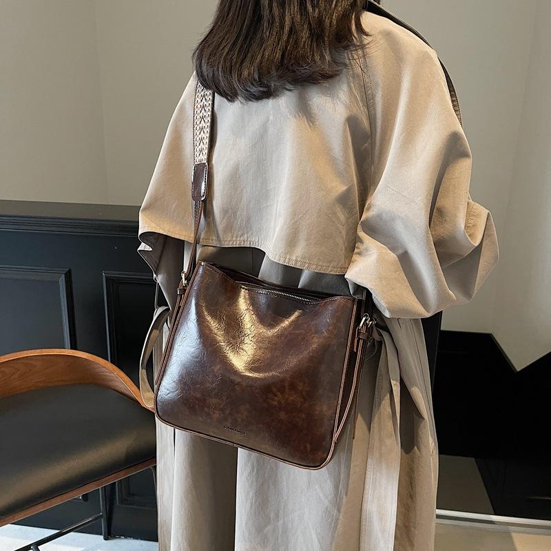 New PU soft leather bag women's French light luxury fashion high sense commuter shoulder messenger tote bag