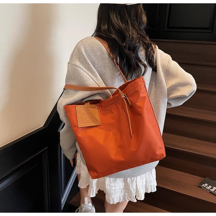 

Women s 2025 Autumn Versatile Large-Capacity High-End Commuting Shoulder Tote Bag