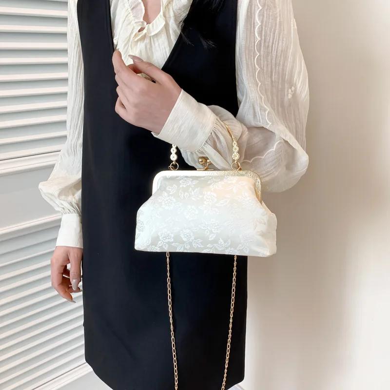Clasp Frame Embroidery Chinese Style Handbag Purse Large Capacity Hanfu Shell Handbag Polyester Luxury Ladies Clutch Bag Girls