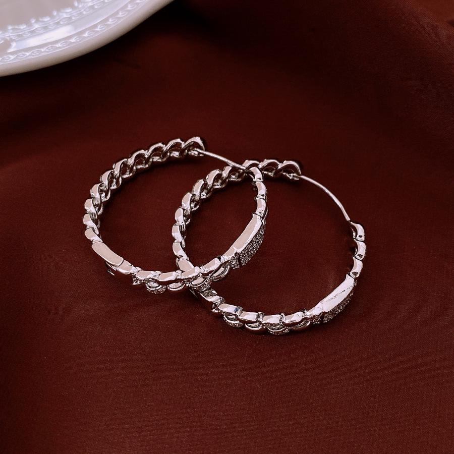 Vintage Pearl Round Earrings: Retro, Versatile High-End Studs with Fashionable Design and Elegant Temperament.