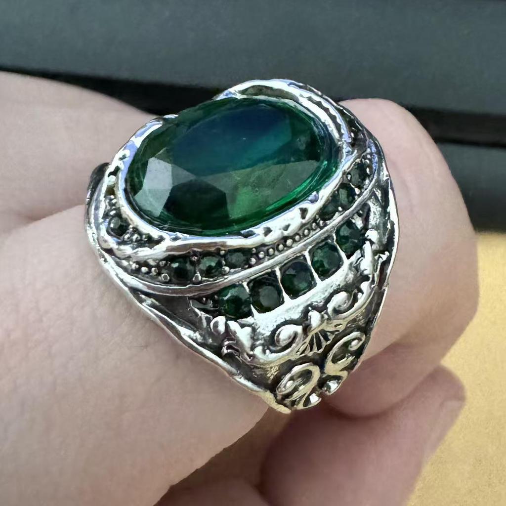 Emerald Zircon Inlaid Retro Ring - European & American Fashion Hot Seller