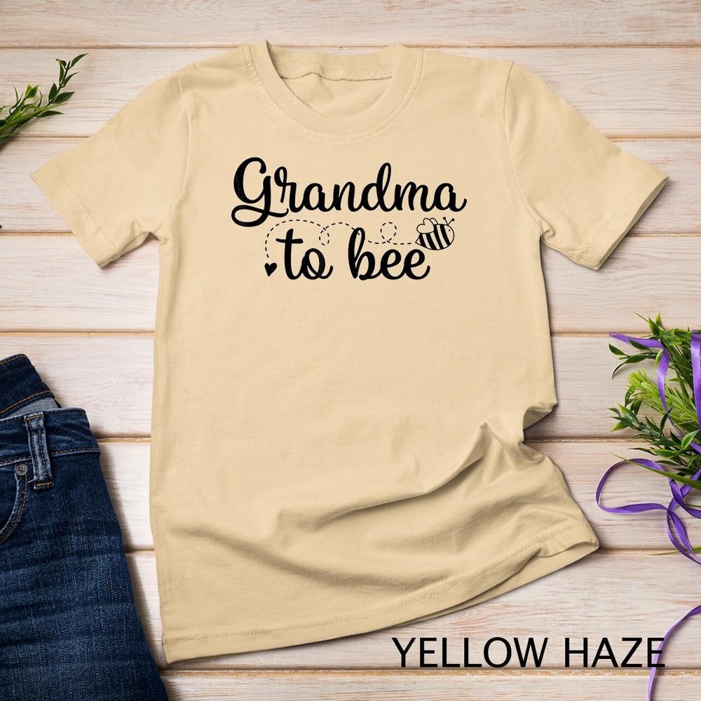 Grandma To Bee - Cute Pregnancy Announcement for Grandmother Unisex T-shirt