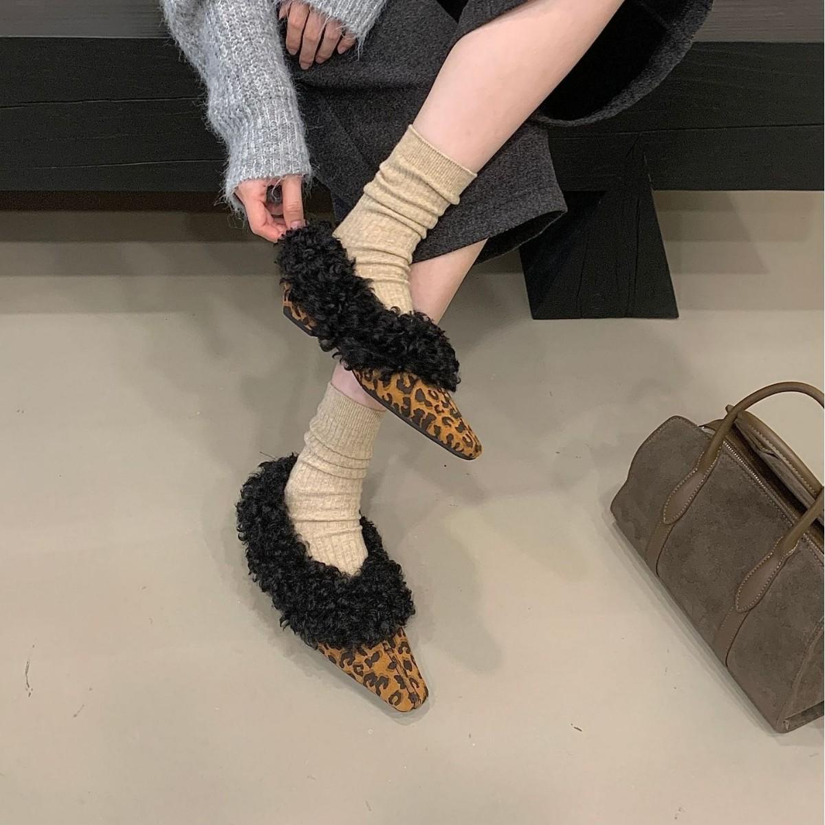 

2025 новые туфли-лодочки с квадратным носком, на толстом каблуке, с мелким вырезом, с фиксацией на стопе сто башен , теплые женские туфли 35