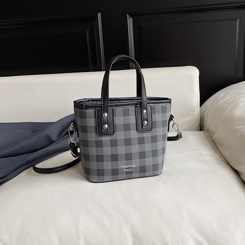 Women's Bag Portable Fashion Versatile Bag Women's New Popular Shoulder Messenger Bag Simple Bucket Bag