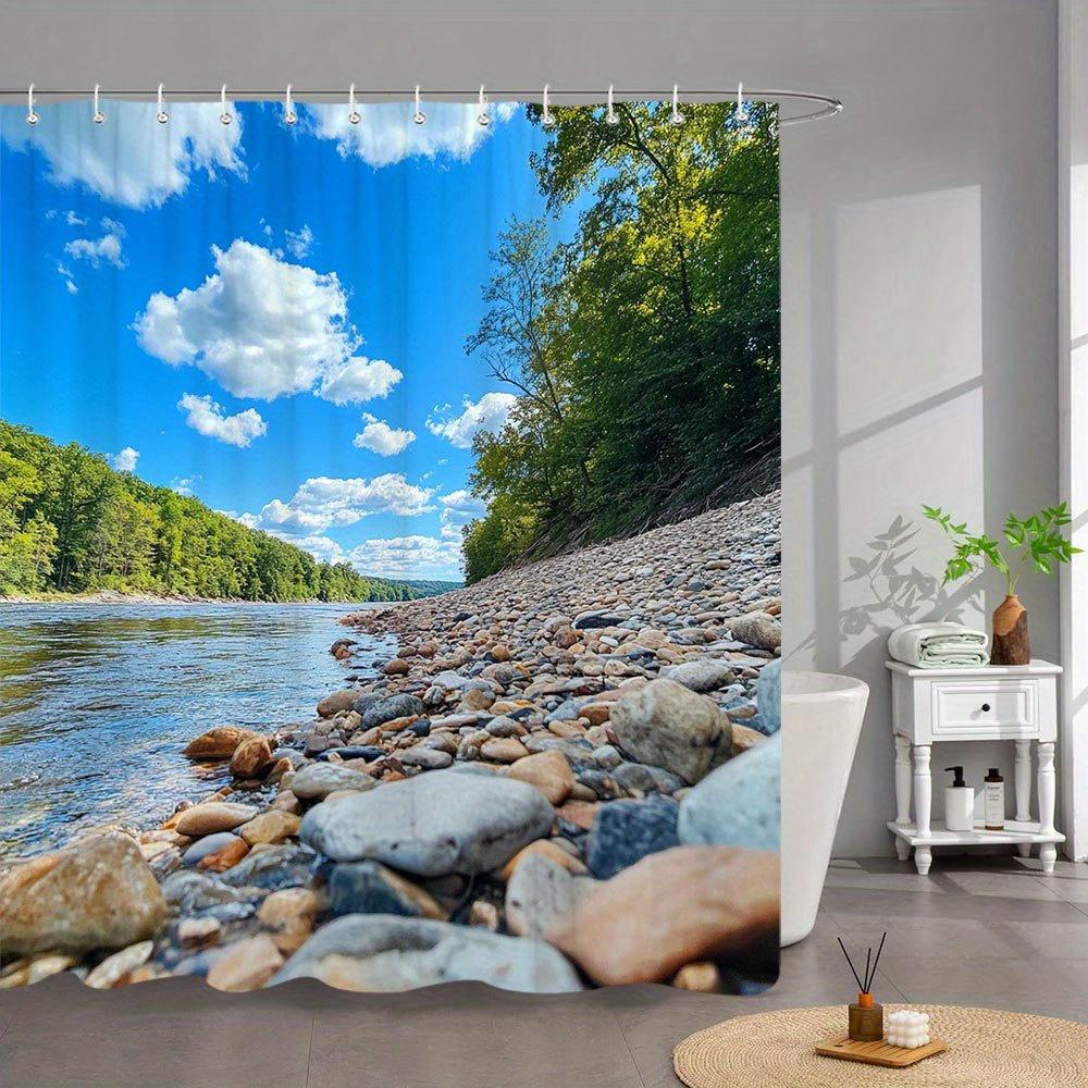 1 Stück Ruhige Natur Flussufer Szene Duschvorhang - Felsiger Flussgrund mit üppig grünen Bäumen, Blauer Himmel & Weiße Wolken, Polyester Dusche