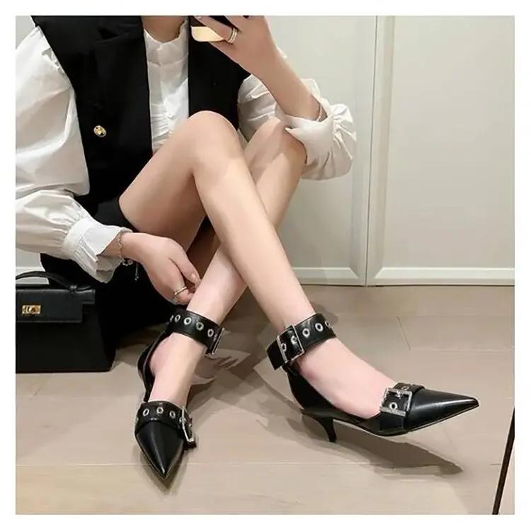 

Босоножки на остром каблуке 2025 Женская обувь Летние Новые Туфли-стилеты на высоком каблуке Девушки Закрытые Шипованные Панк Туфли Скандалы Заклепки Тонкий Носок 40 чёрный