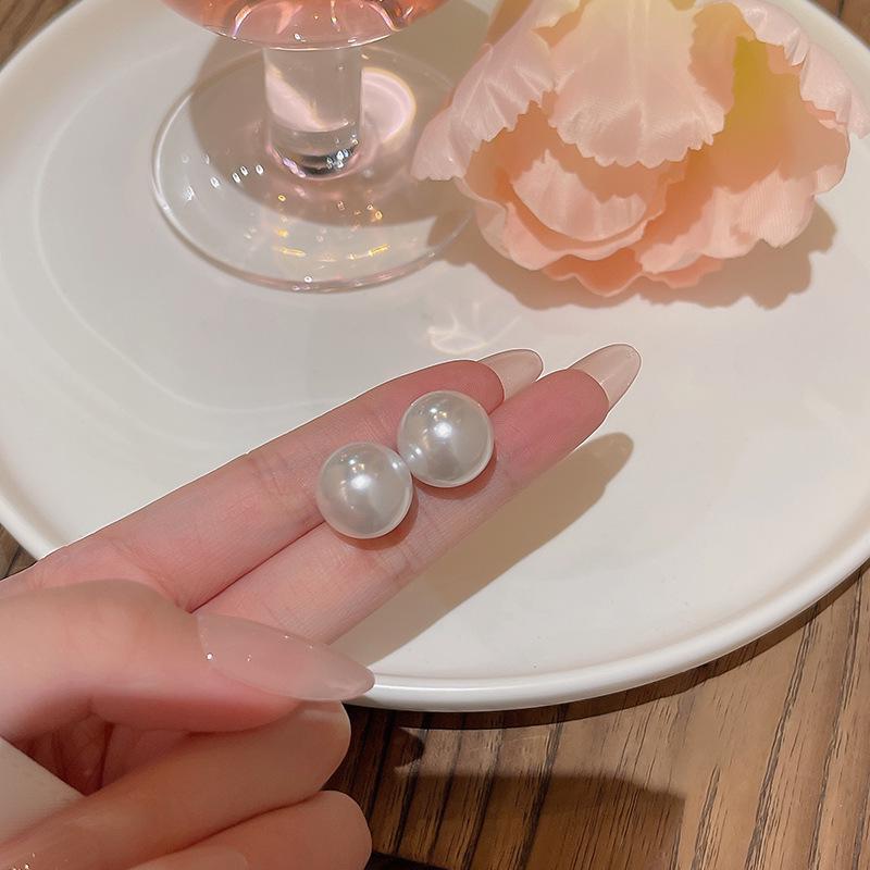 

Женские серьги-иглы из серебра 925 пробы с роскошным жемчугом и камнями кошачий глаз — элегантный, универсальный дизайн.